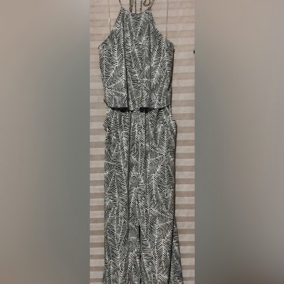 VICI “seeking shade” tropical leaf print pocketed halter jumpsuit w/overlay. L - Picture 12 of 15